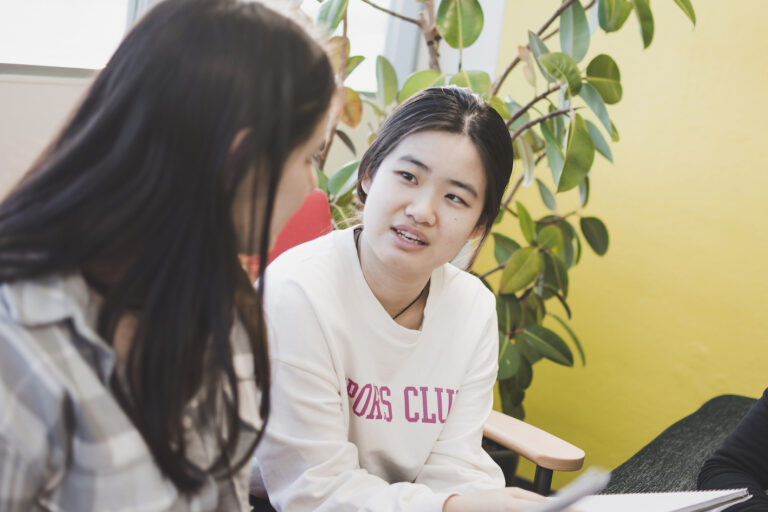 Kaksi henkilöä katsoo toisiaan ja käy keskustelua.