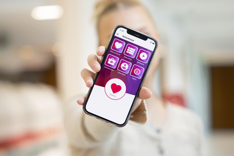 Opiskelija näyttää puhelintaan kameraan. Puhelimen näytöllä näkyy Tuudon digitaaliset rekrymessut.