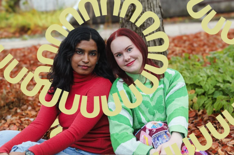 Kaksi opiskelijaa syksyisissä maisemissa. Tuudon rekrymessut 2026